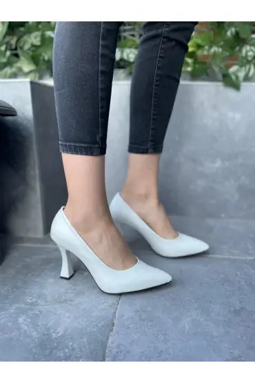  Beyaz Cilt Stiletto Ayakkabı