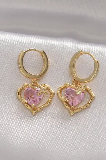  943  Pirinç Gold Renk Pembe Zirkon Taşlı Kalp Tasarım Küpe