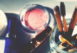 What should we pay attention to when buying cosmetic products?